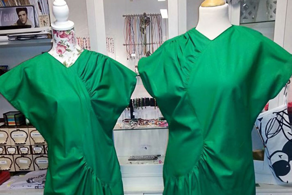två gröna klänningar